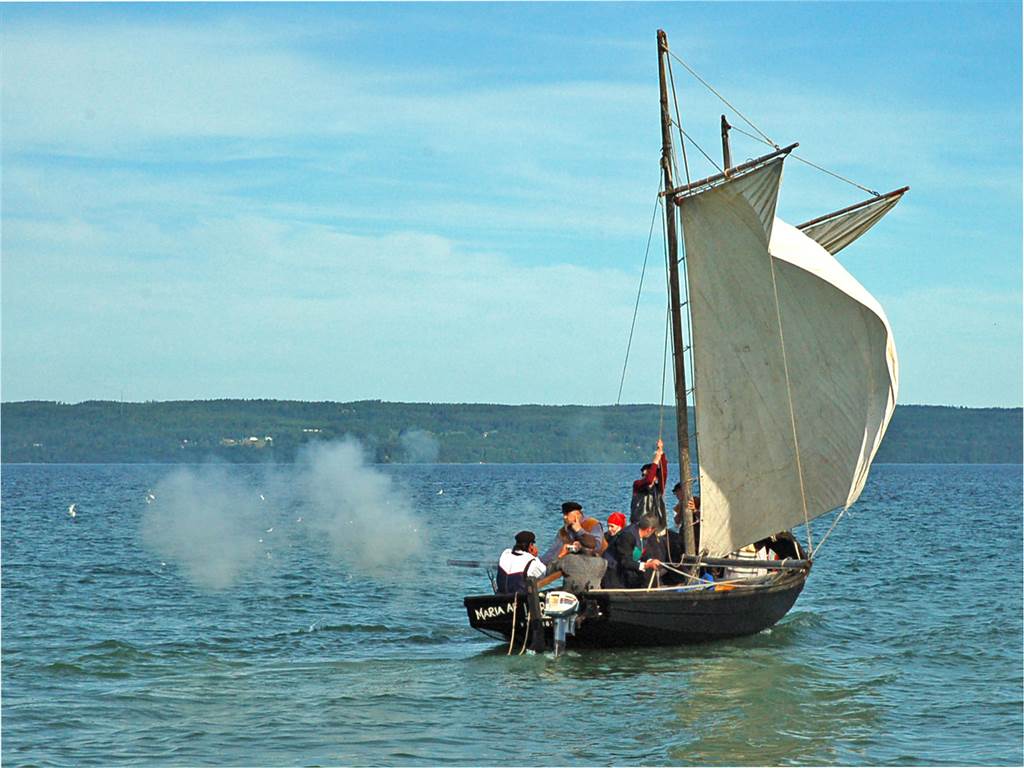 Byabåten Maria ger salut